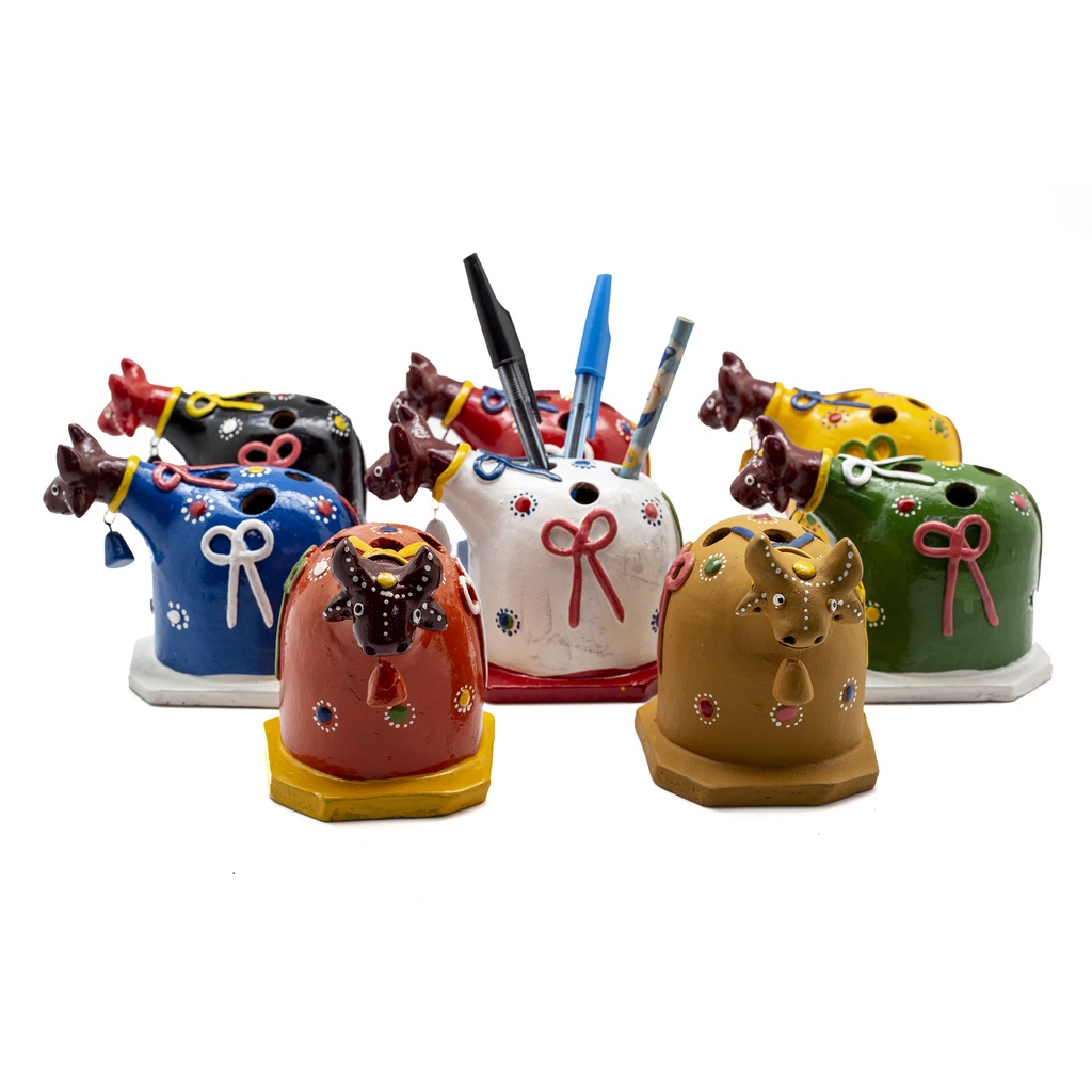 porta lapis e caneta formato bumba boi em cerâmica barro coloridos
