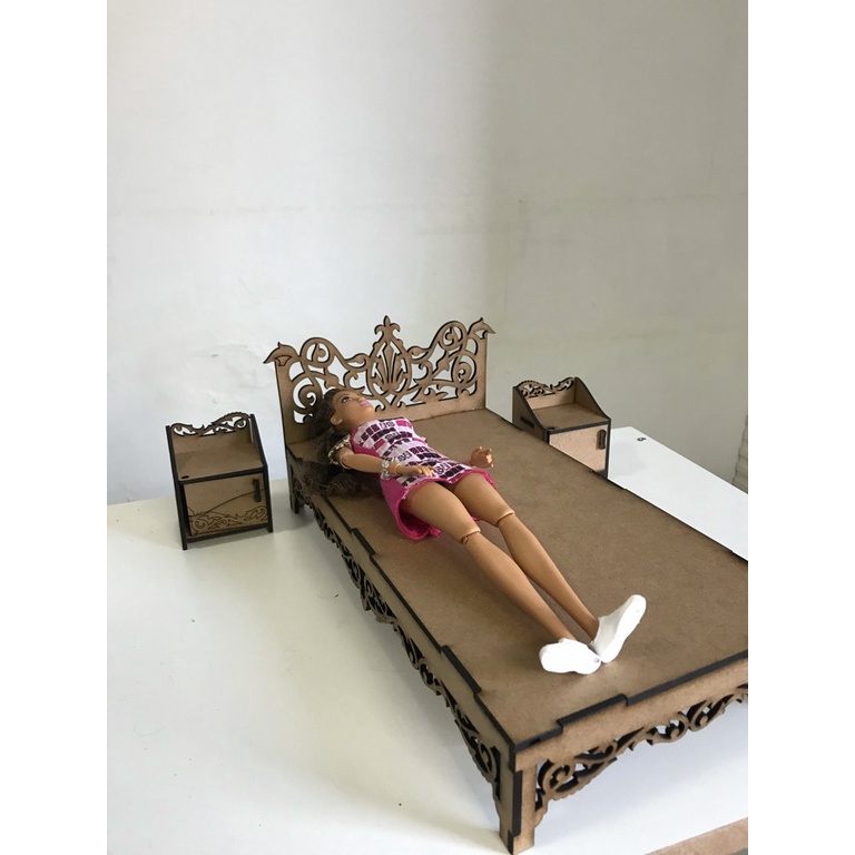 Cama da Barbie em Madeira + Jogo de Cama 5 Peças Tricoline