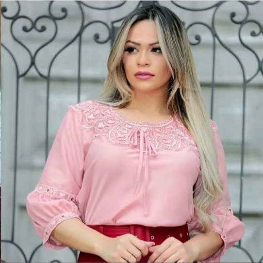 Modelo de store blusa três quarto