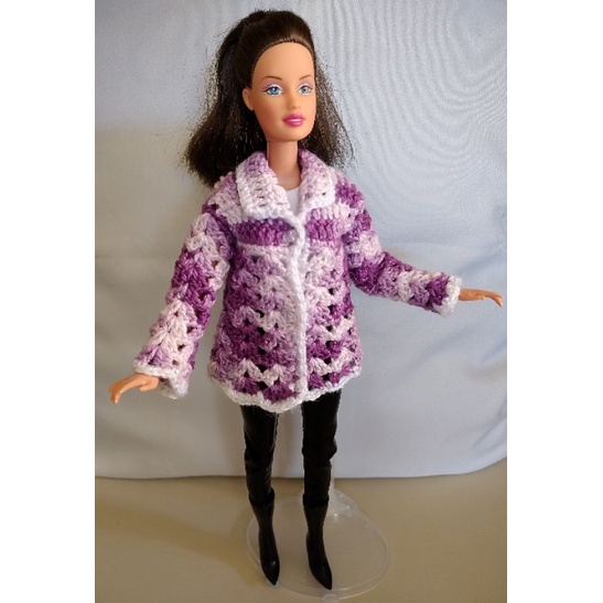 Fazendo um casaquinho para a boneca Barbie
