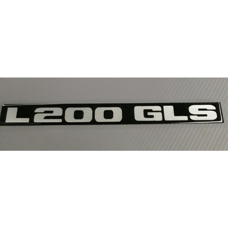 Emblema Adesivo L200 GLS Preto Poliéster Cromado Resinado PU