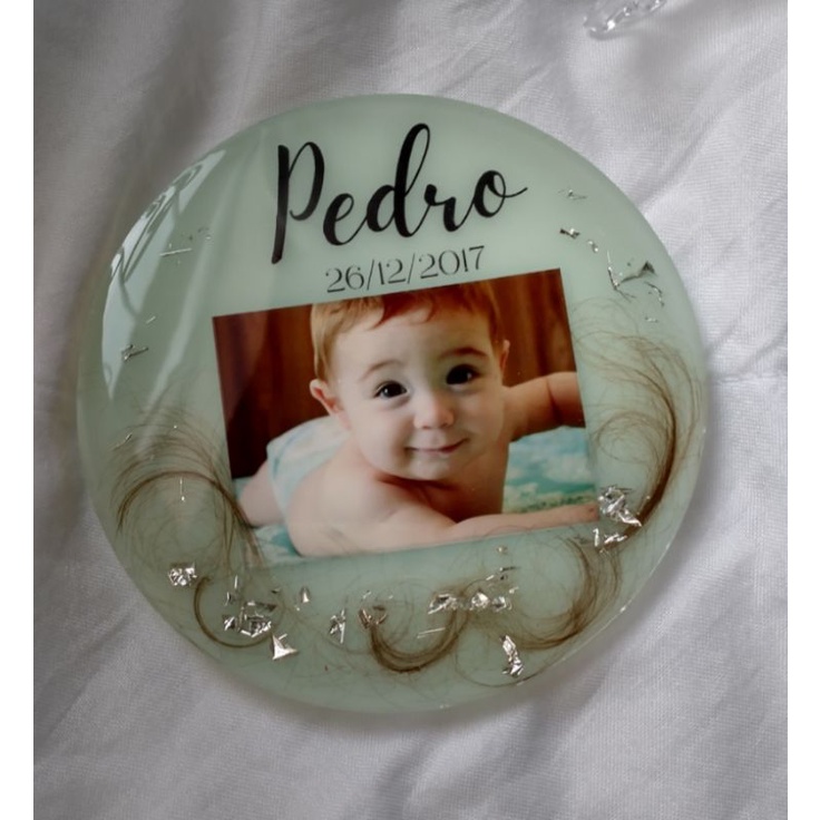 Placa de eternização em resina, com itens afetivos. | Shopee Brasil