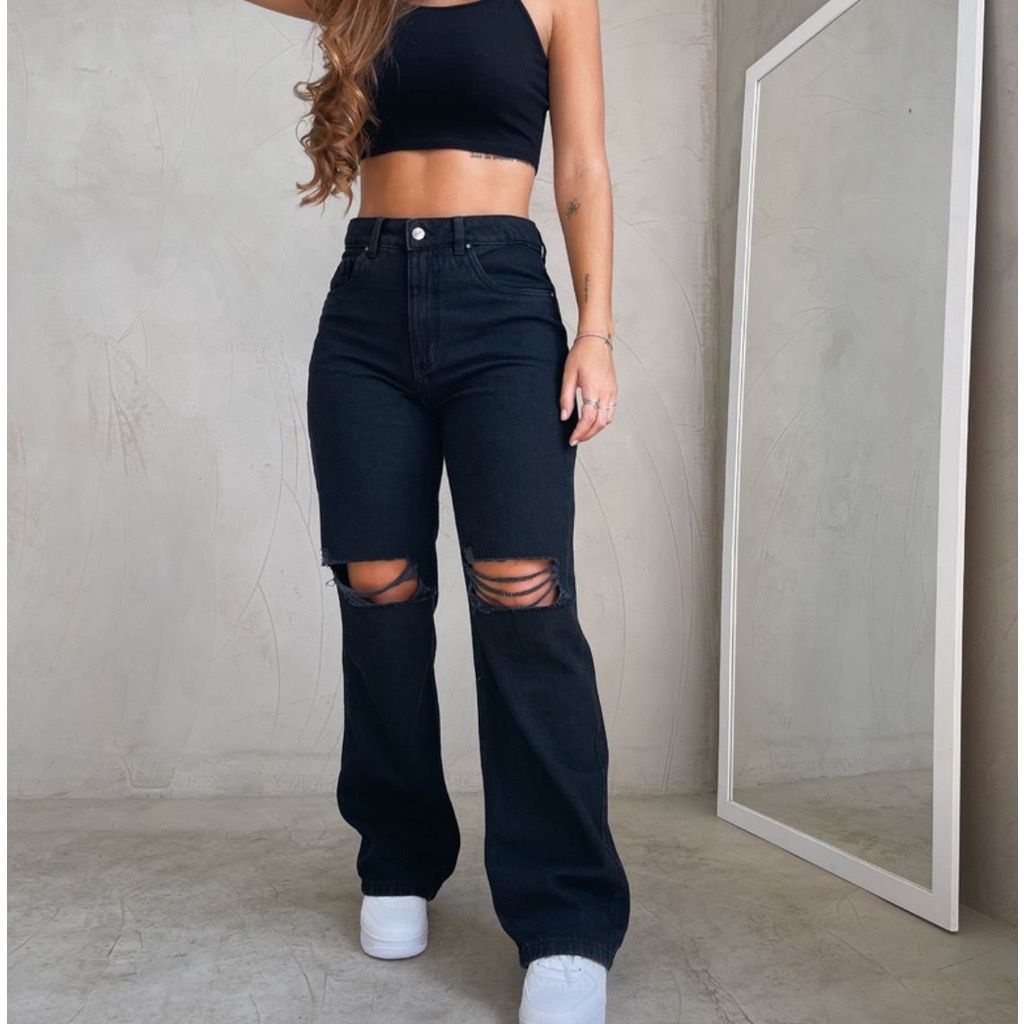 Calça Jeans Preta Wide Leg Cargo Pantalona Boca de Sino Com Rasgo No Joelho Destroyed Estilo Tendência 2022