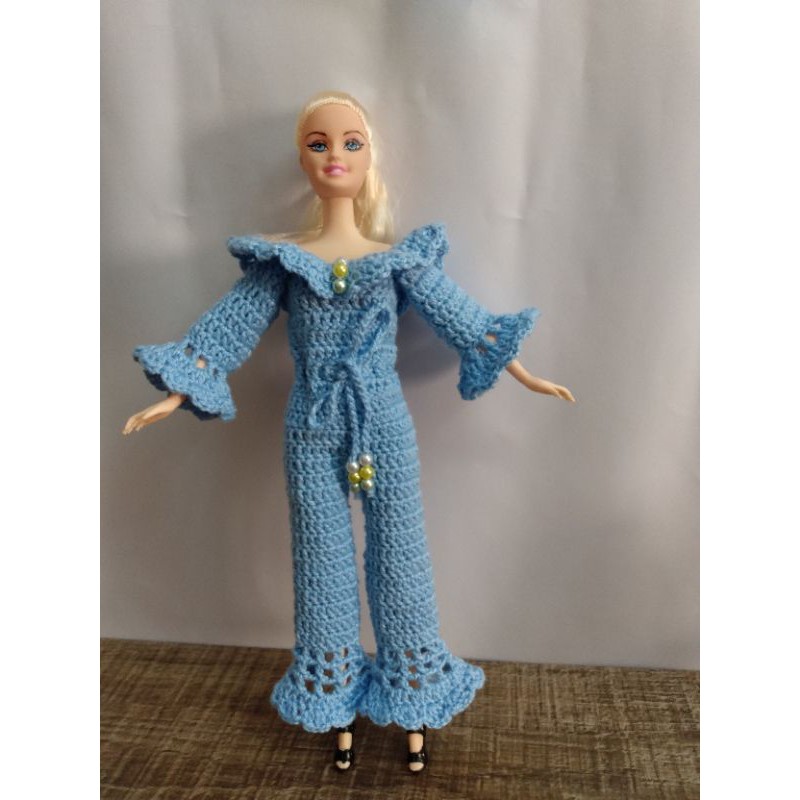 Roupa para boneca Barbie em crochê - vestido roxo com mangas bufantes.