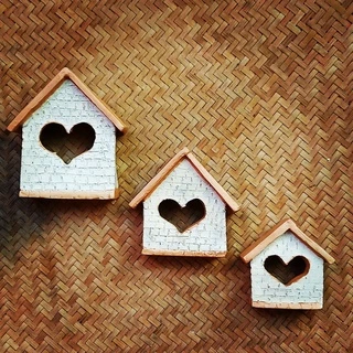 Casinha decorativa de cerâmica com porta em formato de Coração para Parede - (3 TAMANHOS DISPONÍVEIS)