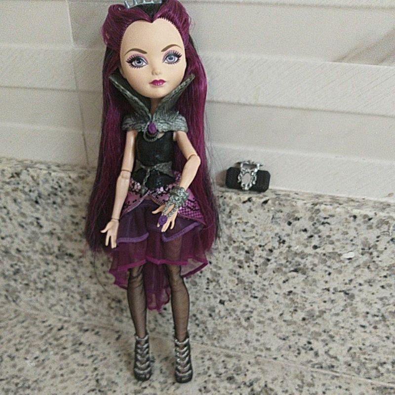 Boneca Ever After High Raven Queen