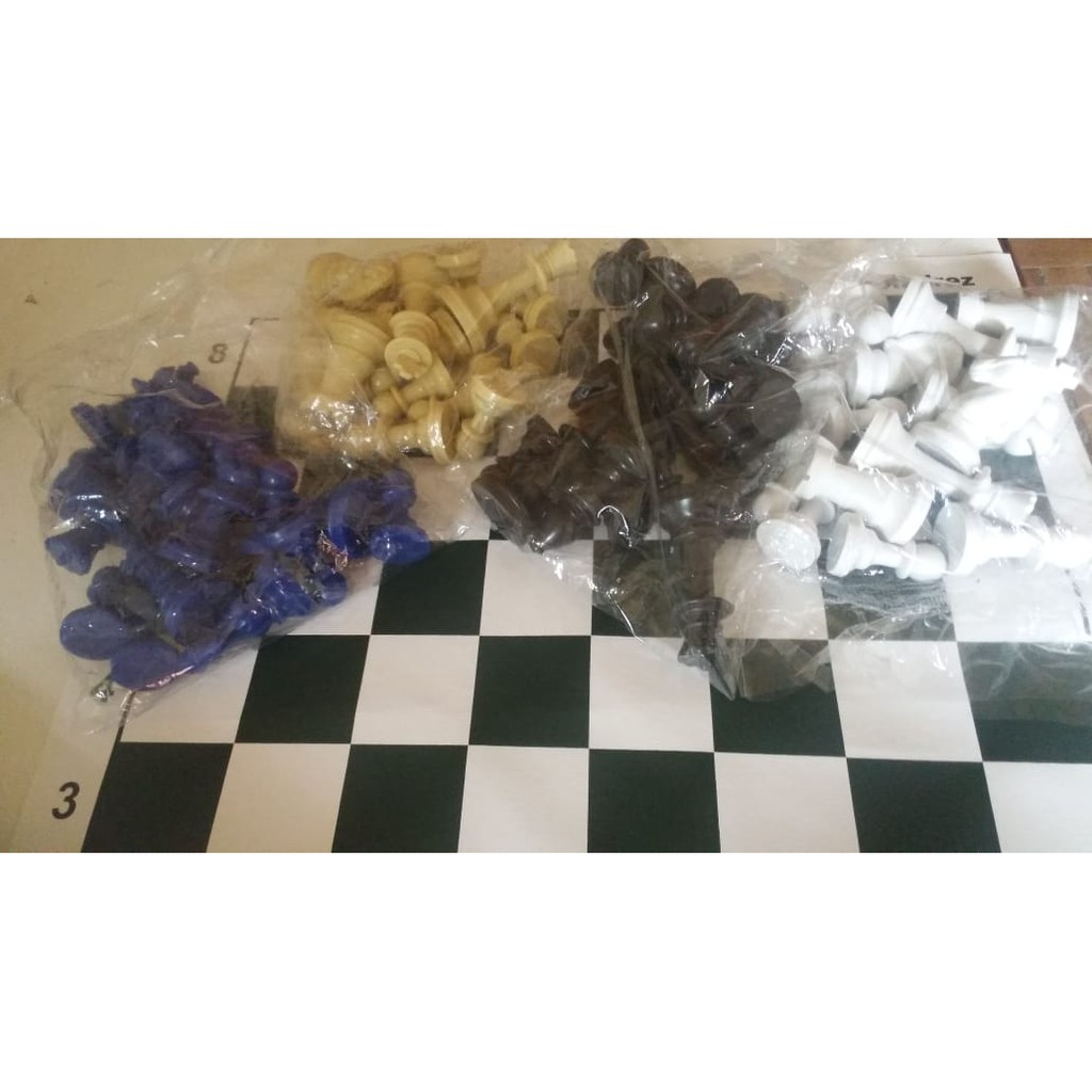 Jogo de tabuleiro de xadrez peças de xadrez de tintas multicoloridas  respingo de desenho colorido em aquarela