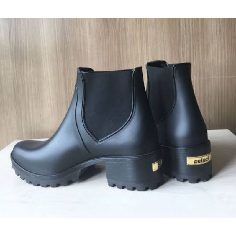 Bota colcci chelsea store preta