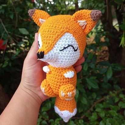 raposinha 🦊 em amigurumi crochê com 18 cm aproximadamente