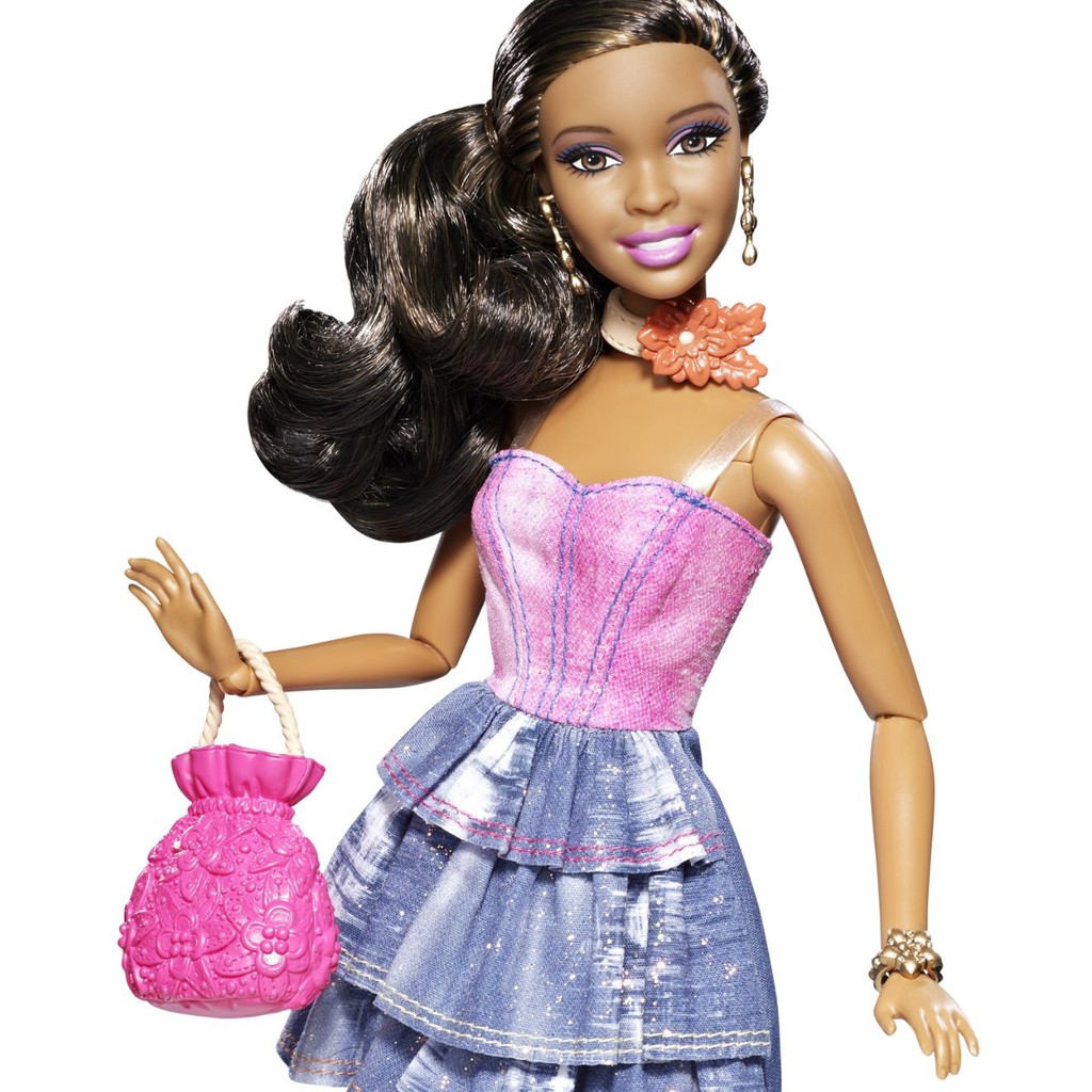 Uma boneca barbie com uma roupa rosa que diz 'menina negra' nela