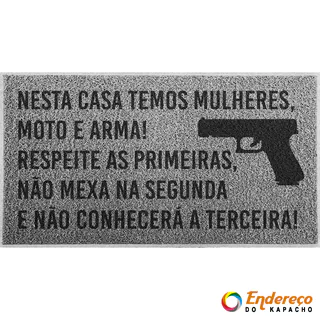 Tapete Capacho Nesta casa temos mulheres, moto e arma! Respeite as primeiras, não mexa na segunda e não conhecerá a terceira! Decoração Porta Quarto