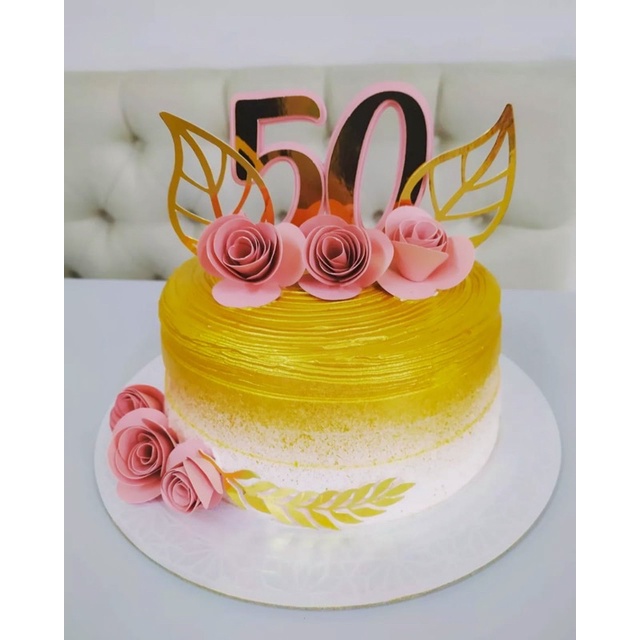 BOLO FEMININO COM FLORES NATURAIS. MEU BOLO DE 50 ANOS. 