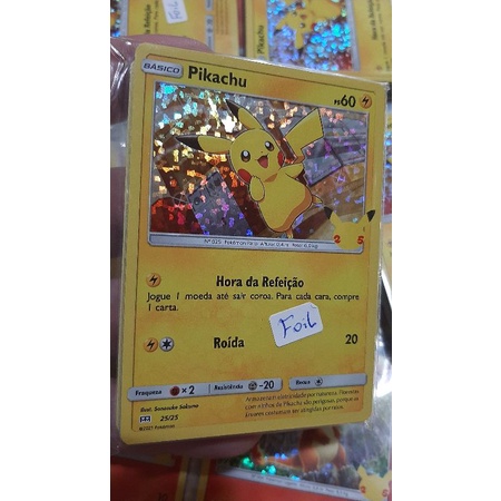 Carta do 25º Aniversário de Holo Pikachu em segunda mão durante 22