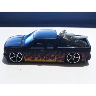 Loose - Hot Wheels Chevy Silverado (2007) Preta Chamas Moto Esbranquiçada HW 2009
