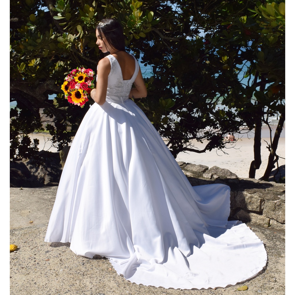 Vestido De Noiva Com Peito Em Renda Bordada Com Cauda