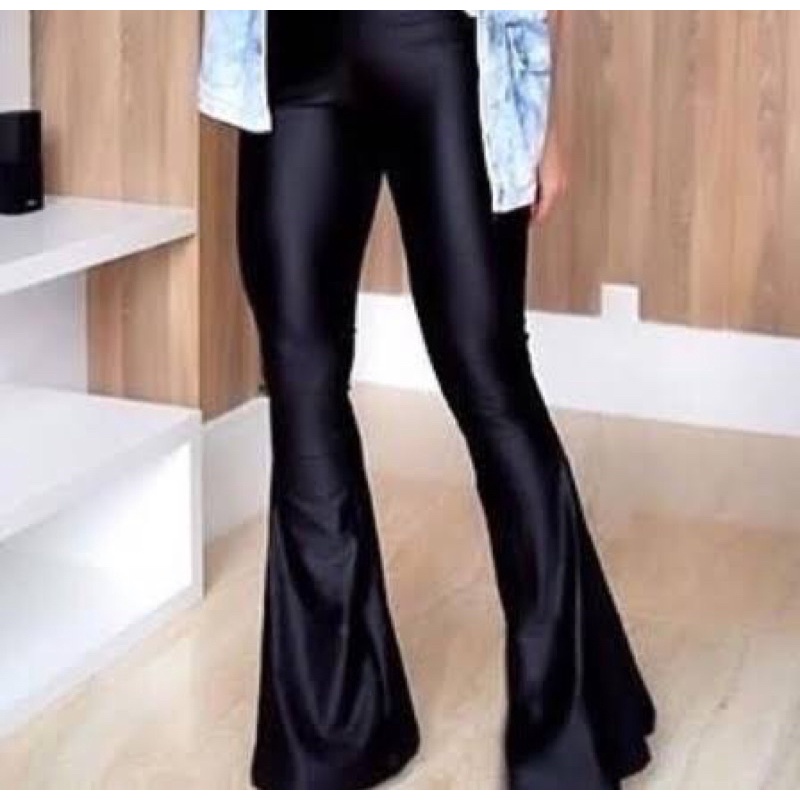 Calça flare em store cirre