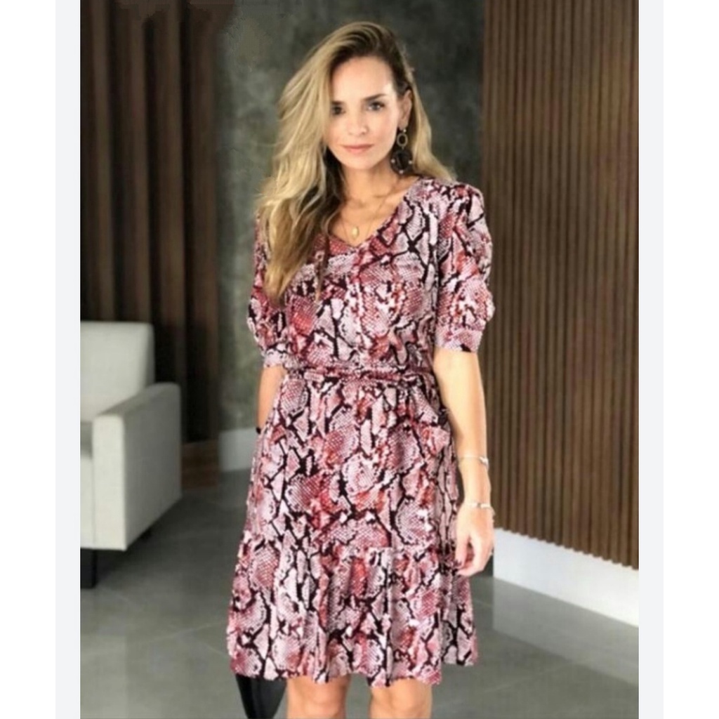 Vestido com store cinto na cintura