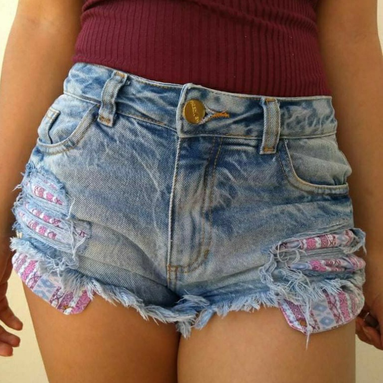 Short jeans com cheap bolso para fora