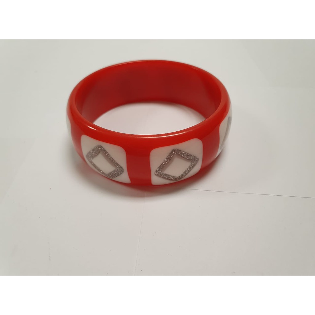 pulseira bracelete vermelho de acrilico com detalhes quadrados e losangulo com brilho