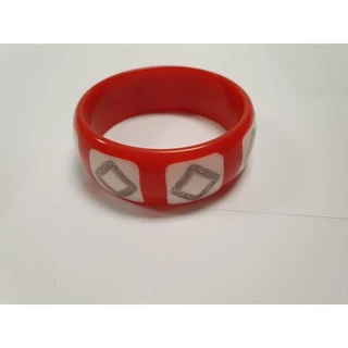 pulseira bracelete vermelho de acrilico com detalhes quadrados e losangulo com brilho