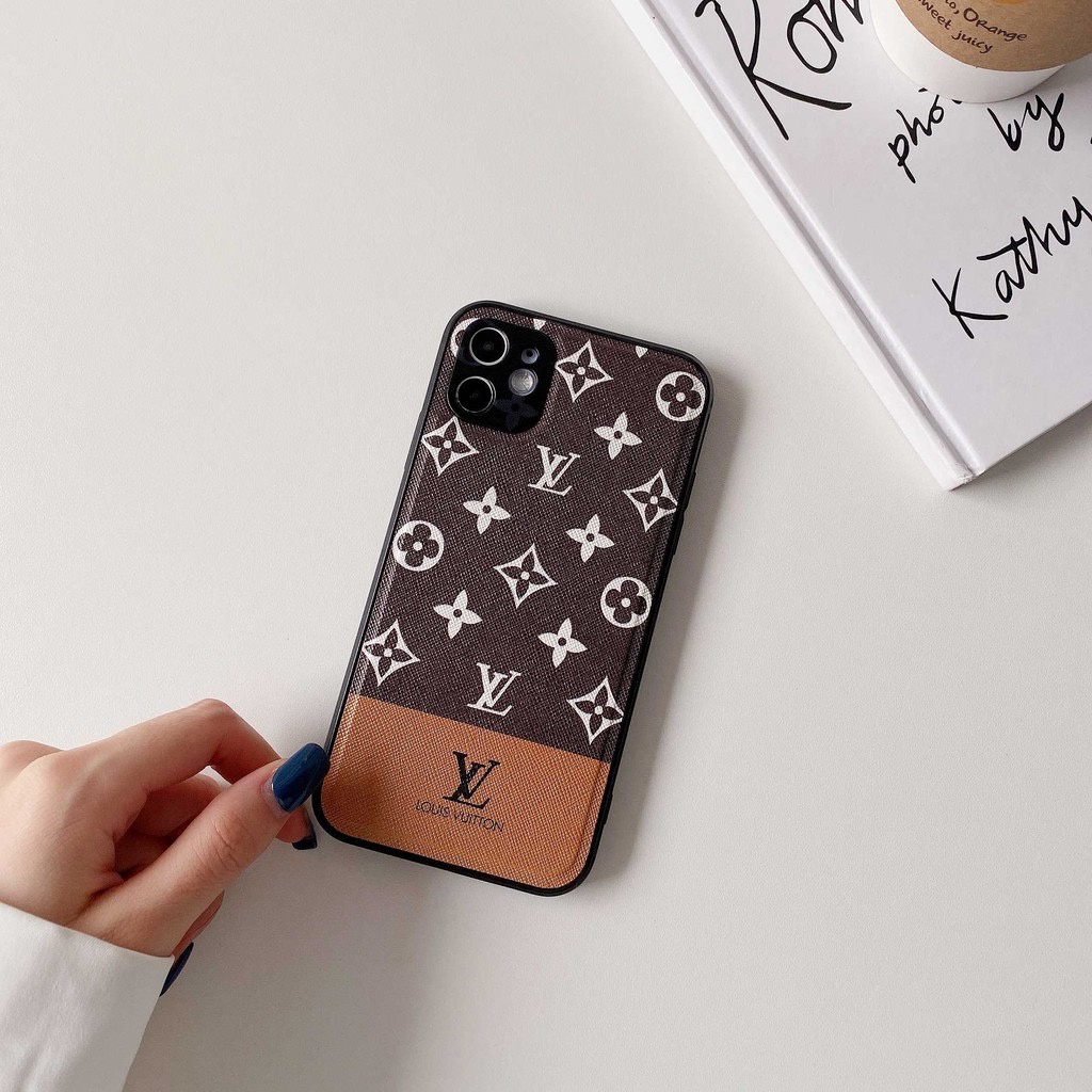 Capinha Louis Vuitton com Alça Marrom para iPhone - Mais Cases