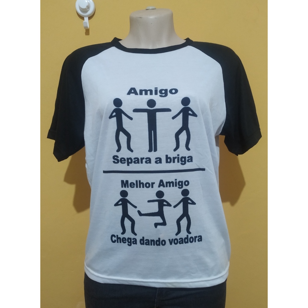 Camiseta Amigo Separa a Briga, Melhor Amigo Chega Dando Voadora Tamanho P