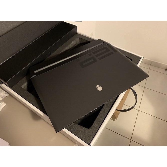 Alienware Area 51M R2 17,3 "(i9-10900K, RTX 2080 Super, 64 GB, 2 TB SSD) selado na caixa