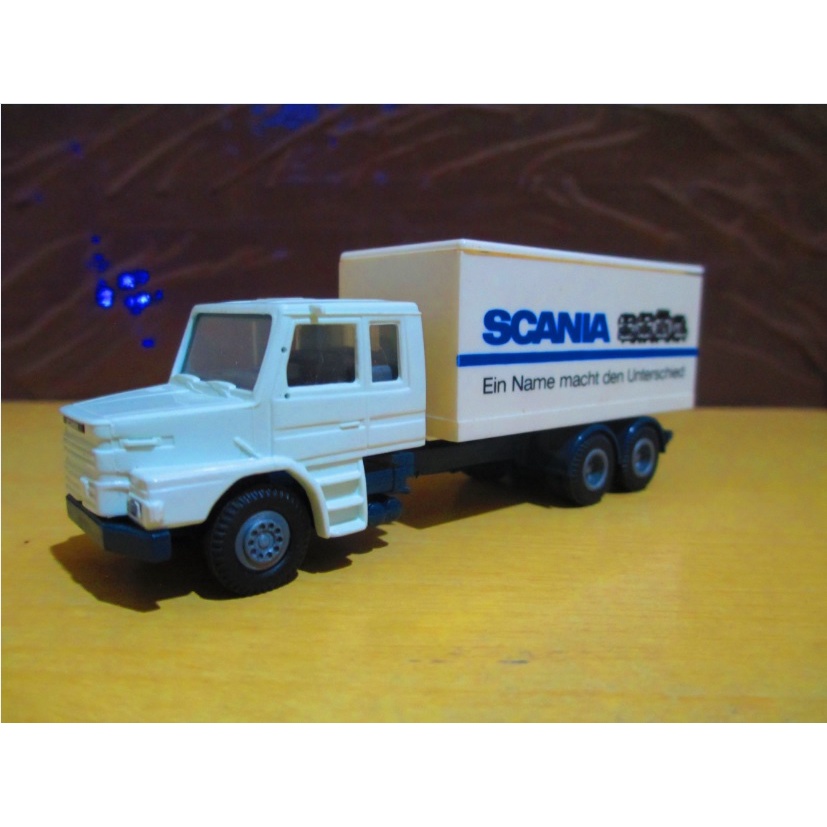 Miniatura Caminhão Scania 124 420 bicuda e Carreta Báu Rebaixado da  Cervejaria Krombacher - Herpa 1/87