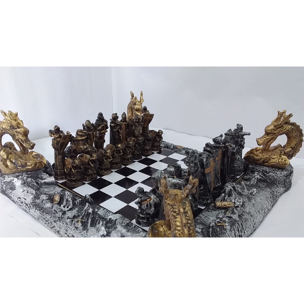 Jogo de Xadrez Medieval em Resina Tema Dragões Tabuleiro de Luxo
