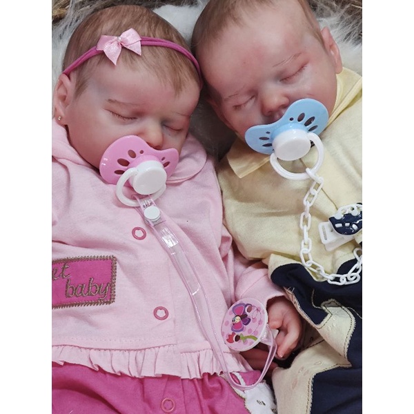 2 Boneca Reborn Gêmeos Casal Recém Nascido Pode Dar Banho em Promoção na  Americanas