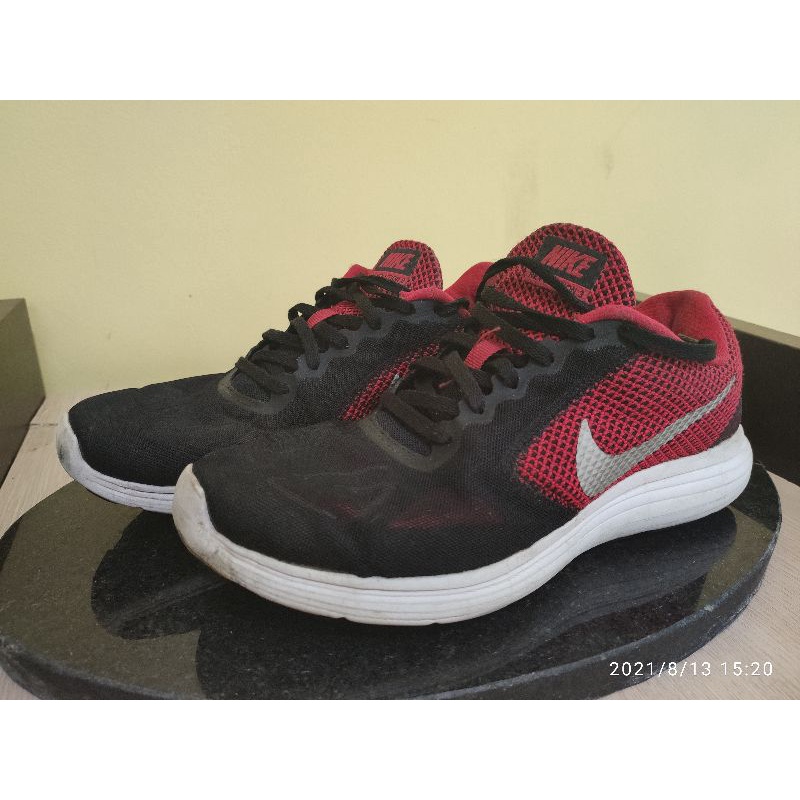 Nike revolution 3 store red black