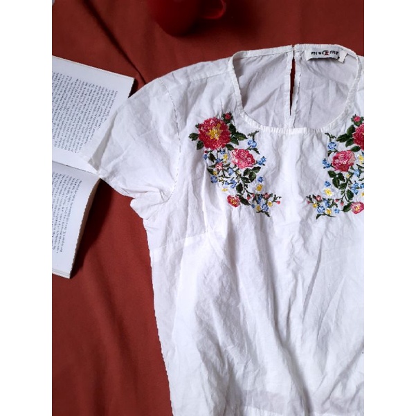 T-shirt Branca Bordado Flores - Nandita Store