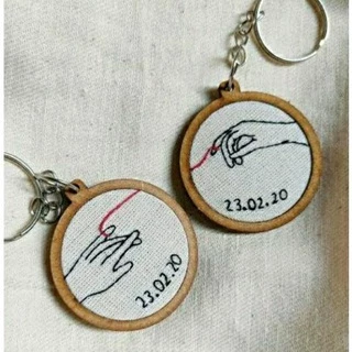 (varias cores) Chaveiro Bordado casal akai ito/fio vermelho do destino com data ou inicial (VAI OS DOIS)