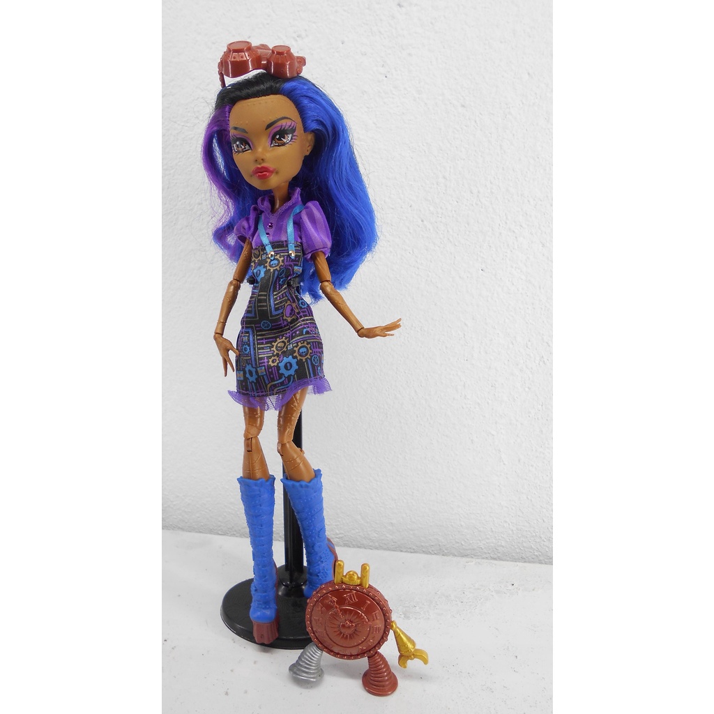 Boneca Monster High Robecca Aula de Arte - Mattel - A sua Loja de  Brinquedos, 10% Off no Boleto ou PIX