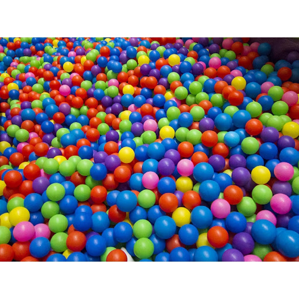 Bolas coloridas brilhantes para a piscina para jogos infantis.brinquedos  para crianças, entretenimento para crianças.use em catálogos de lojas  infantis, centros de entretenimento de publicidade. fundo multicolorido  brilhante