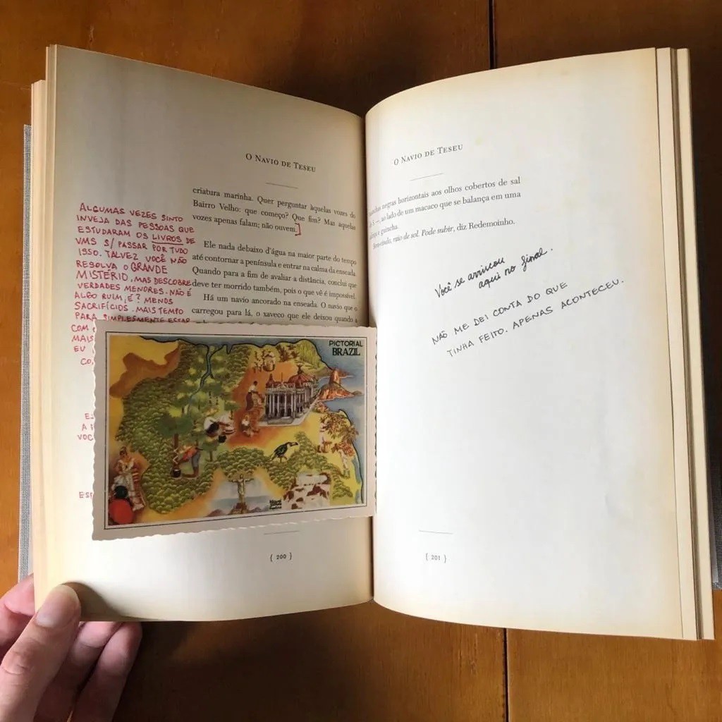 Livro S. O Navio De Teseu - J. J. Abrams / Doug Dorst | Shopee Brasil