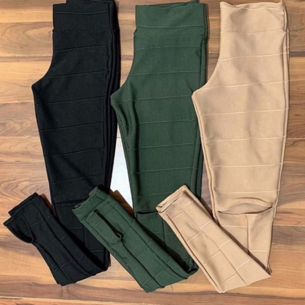 Calça Skinny Justa Com Rasgo No Joelho E Ziper