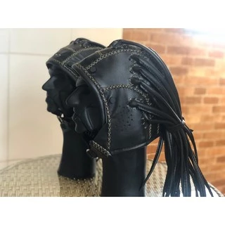 medusa oakley, feita de couro legítimo.