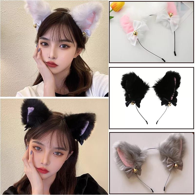 Uma linda garota usando tiara de orelha de gato brincando com seu gato de  estimação