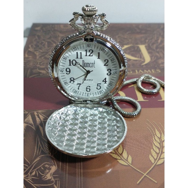 Relógio de bolso cor prata estampa desenho variádos ótima sugestão de presente para quem gosta de pesca