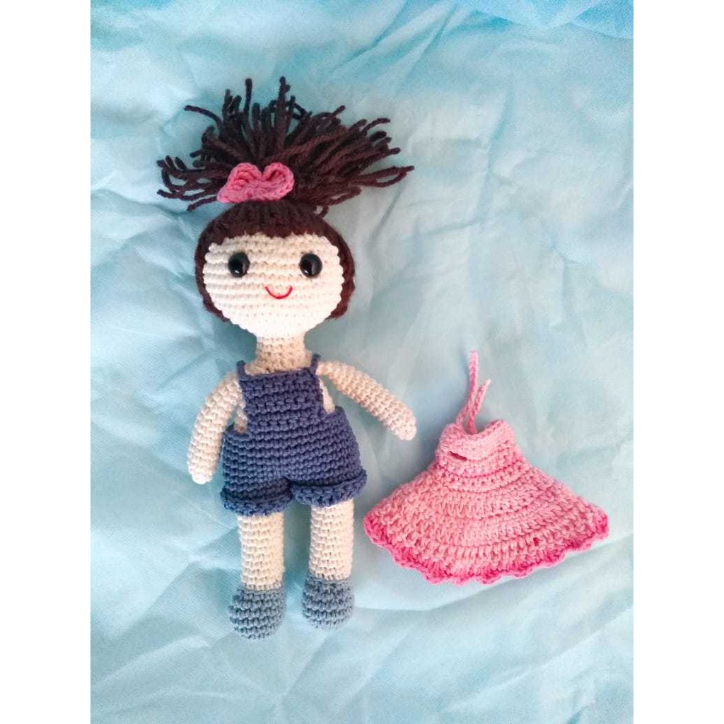 Boneca que troca de roupa em amigurumi