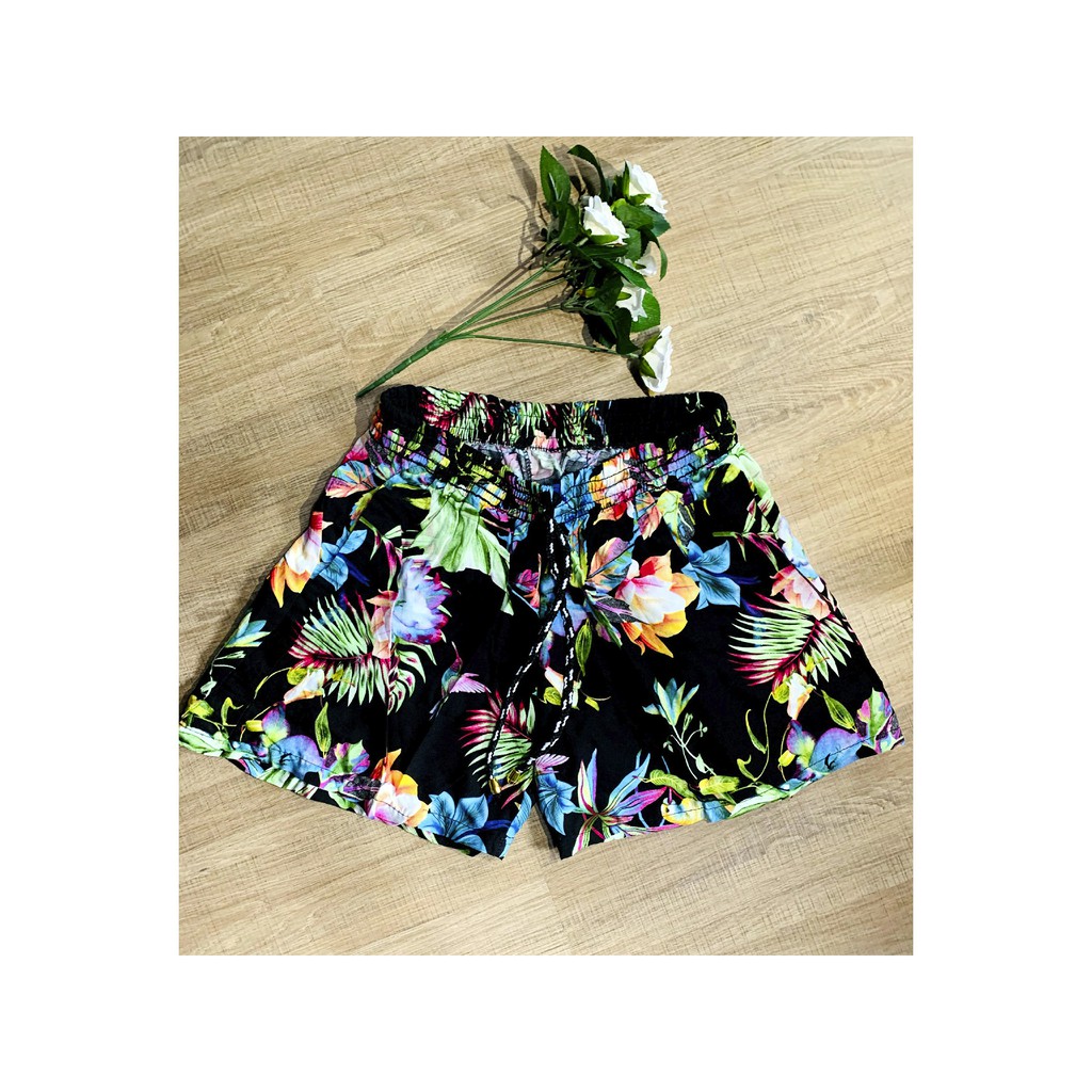 Short Feminino Soltinho Florido em Viscose Com Cordão de Regulagem ...