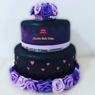 Bolo de aniversário roxo com flores creme e adesivo decorativo em