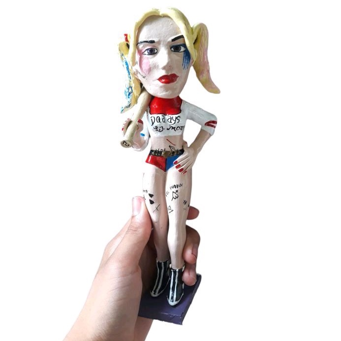 Boneca ARLEQUINA Doll Harley Quinn Esquadrão Suicida - HOT TOYS