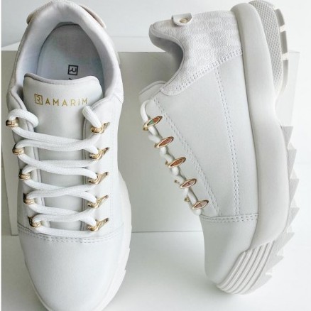 Tenis branco deals com detalhe dourado