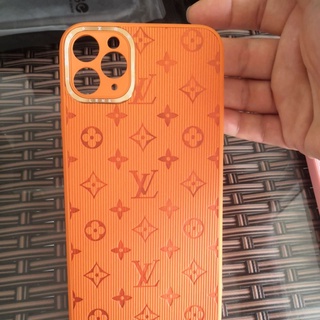 Capinha iPhone Luxo LV Corino Com Detalhes Dourados - Universo Cases