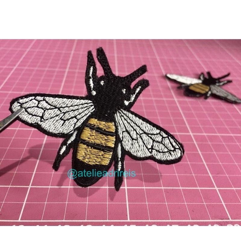 Patch Bordado Abelha Bee Inspired Termocolante - Dourada