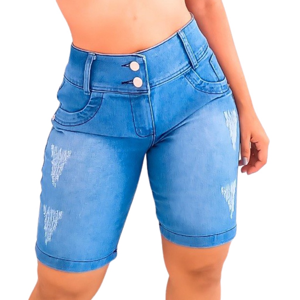 Mulher jovem em shorts jeans curtos e meias de comprimento total