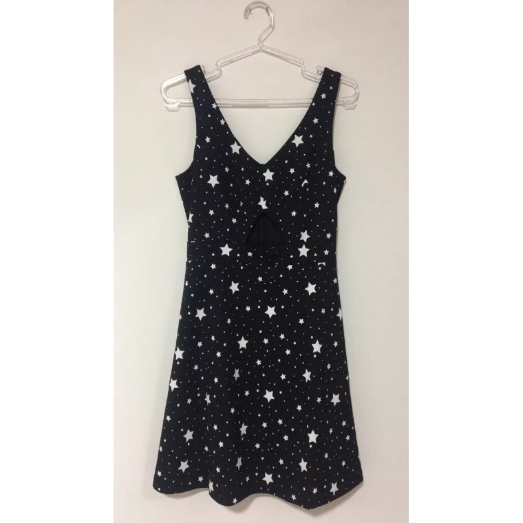 Vestido preto best sale com estrelas