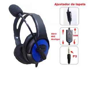 Um gato gamer com fones de ouvido dentro de sua configuração de jogador  joga videogame em um pc gamer